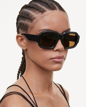 Load image into Gallery viewer, PLATA WITH YELLOW LENS AND BLACK FRAME