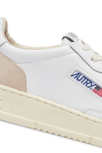 Load image into Gallery viewer, MEDALIST LOW SNEAKERS IN WHITE LEATHER AND BEIGE SUEDE