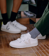 Load image into Gallery viewer, V-LOCK LEATHER WHITE SABLE WOMEN