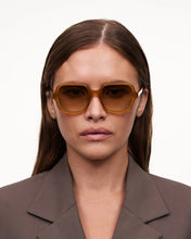 Load image into Gallery viewer, CONIC HONEY WITH GRADIENT LIGHT BROWN &amp; HONEY FRAME

