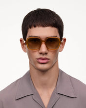 Load image into Gallery viewer, CONIC HONEY WITH GRADIENT LIGHT BROWN &amp; HONEY FRAME
