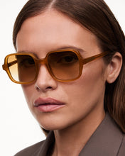 Load image into Gallery viewer, CONIC HONEY WITH GRADIENT LIGHT BROWN &amp; HONEY FRAME
