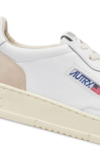 Load image into Gallery viewer, MEDALIST LOW SNEAKERS IN WHITE LEATHER AND BEIGE SUEDE
