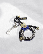 Load image into Gallery viewer, ALEGRIA KEYRING WHITE ZIG ZAG
