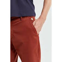 Load image into Gallery viewer, TANIS CHINO CRANBERRY MEN
